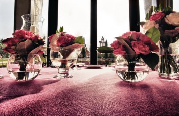 סידור פרחים על שולחן